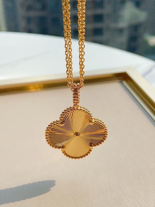 VINTAGE CLOVER PEDANT NECKLACE GOLD