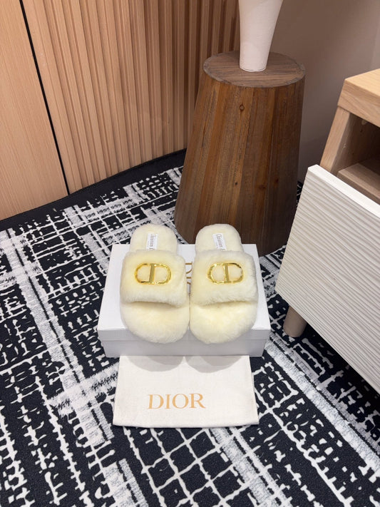 THICK-SOLE SLIPPER IN WHITE CREAM FLEECE WITH GOLD LOGO