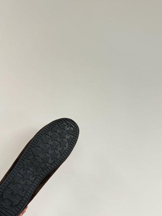 LACE-UP LOAFERS IN DARK CHOCOLATE SUEDE AND WHITE FLEECE LINING