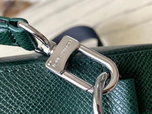 AVENUE MESSENGER 22 IN FOREST GREEN CALFSKIN