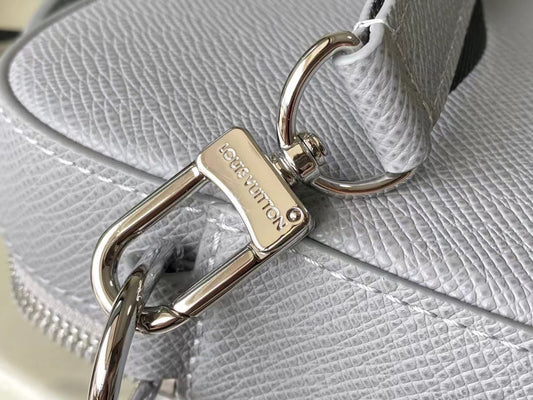 AVENUE MESSENGER 22 IN HARBOR GRAY CALFSKIN