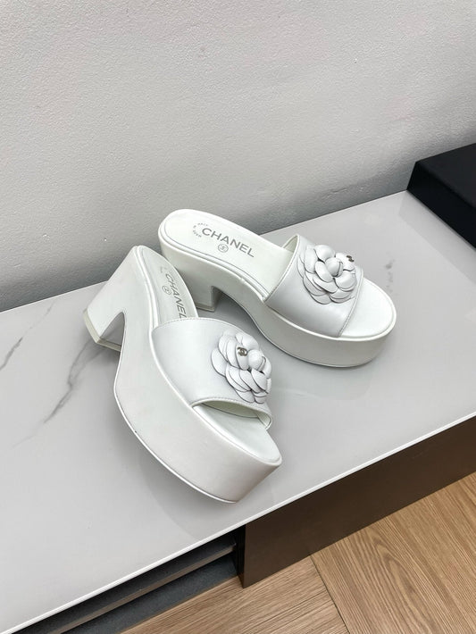 WEDGE PLATFORM WHITE LAMBSKIN WITH FLOWER