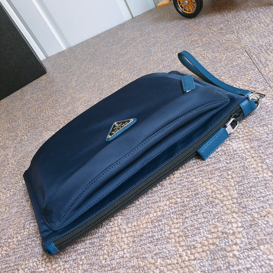 CLUTCH 28 IN NAVY BLUE RE-NYLON