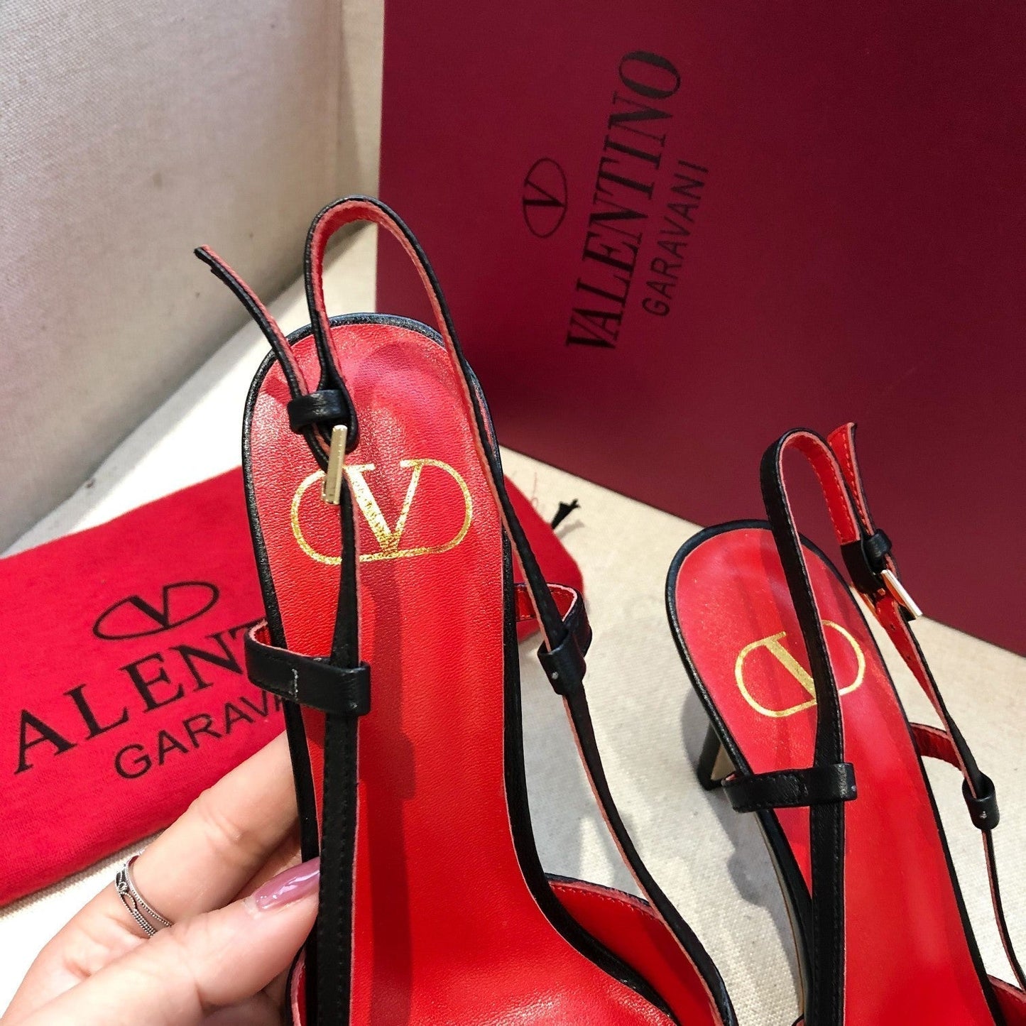 VLOGO SIGNATURE BLACK CALFSKIN HIGH SLINGBACK PUMP 7 CM WITH GOLD LOGO