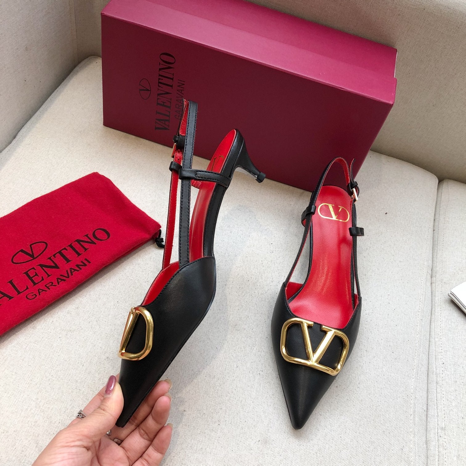 VLOGO SIGNATURE BLACK CALFSKIN HIGH SLINGBACK PUMP 4 CM WITH GOLD LOGO