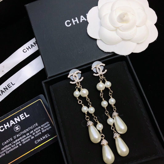DOUBLE C EARRINGS IN GOLD METAL WITH TWO PEARL TASSELS