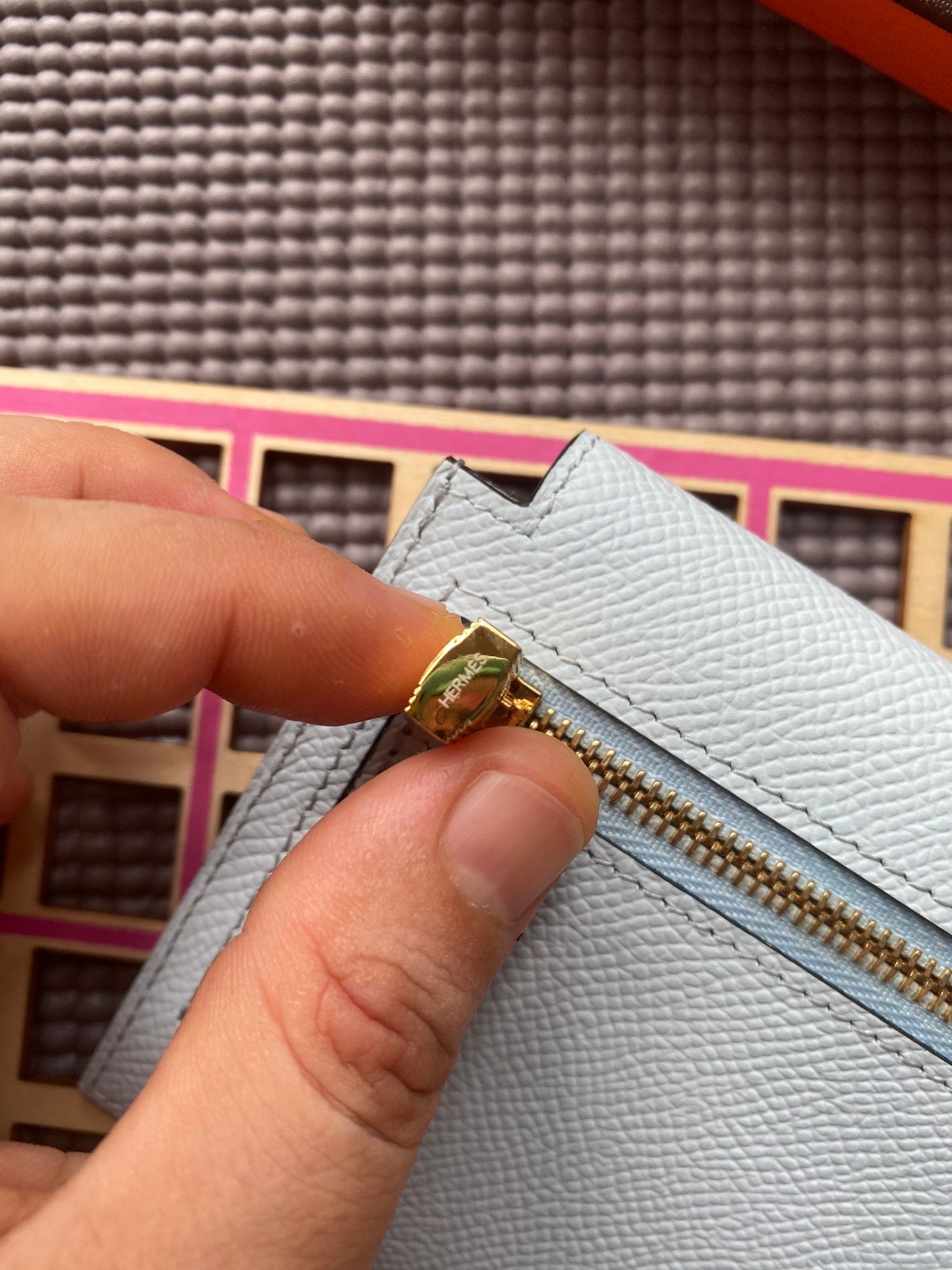 HM Kelly Pocket 13.5 Light Grey Epsom Ghw