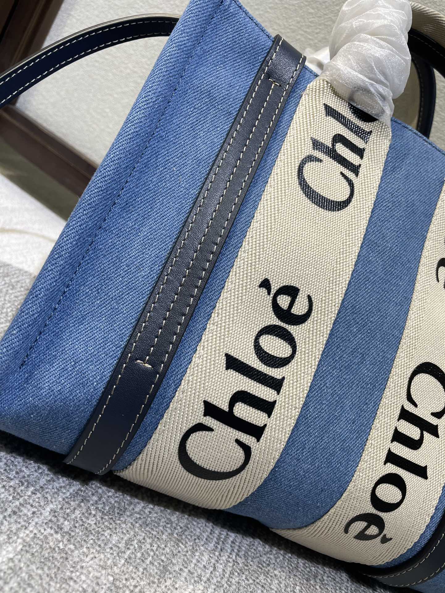SMALL STRAP WOODY TOTE BAG 26.5 IN BLUE DENIM CANVAS DARK BLUE CALFSKIN