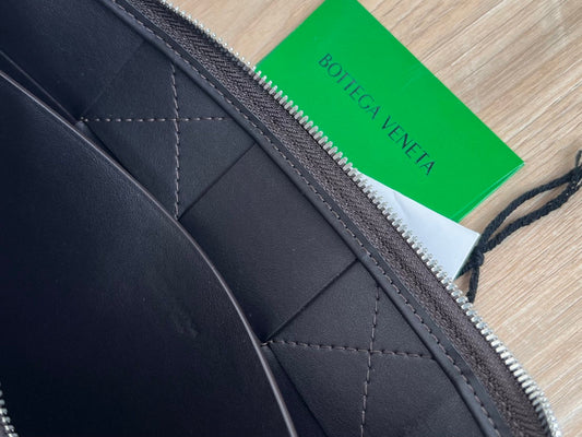 LARGE CASSETTE POUCH 35 IN BLACK CALFSKIN