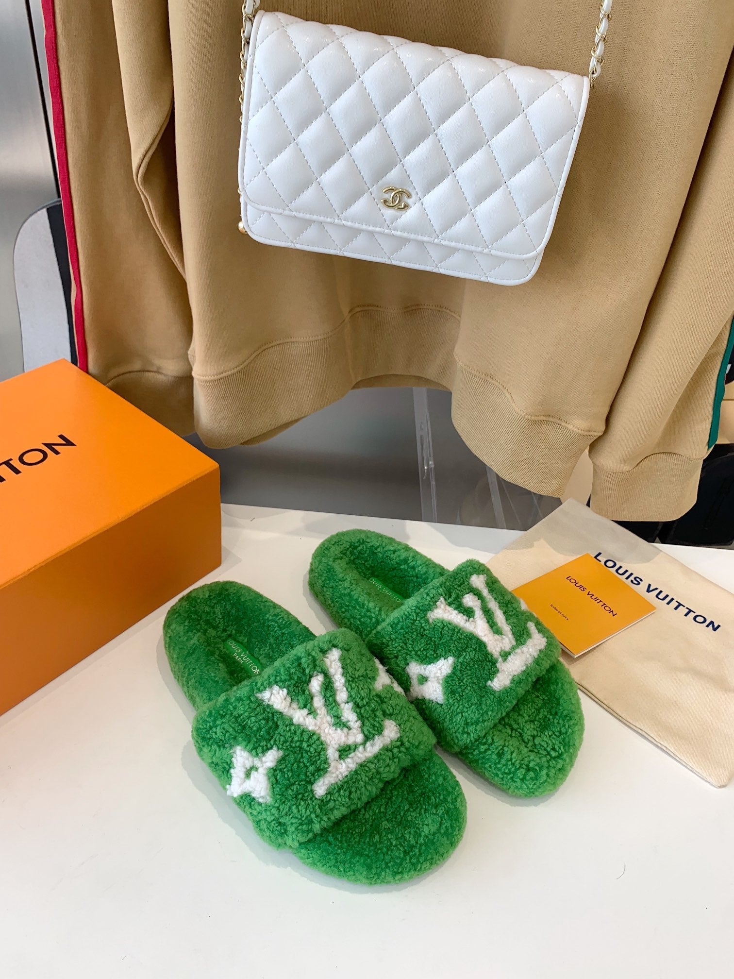LV WOMEN'S PASEO FLAT SLIPPER IN GREEN FLEECE WITH WHITE LOGO