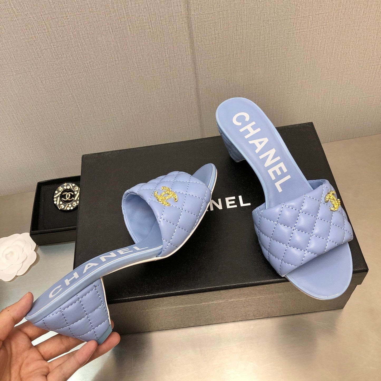 DIAMOND-QUILTED 6 CM SANDALS IN CAROLINA BLUE LAMBSKIN