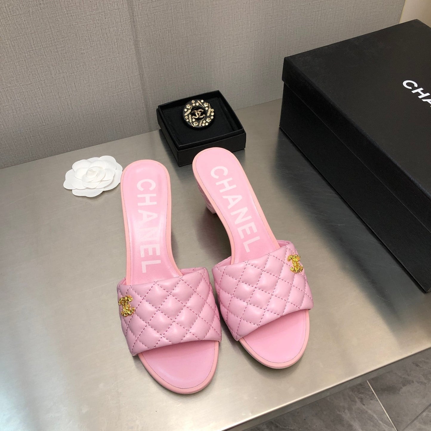 DIAMOND-QUILTED 6 CM SANDALS IN BABY PINK LAMBSKIN