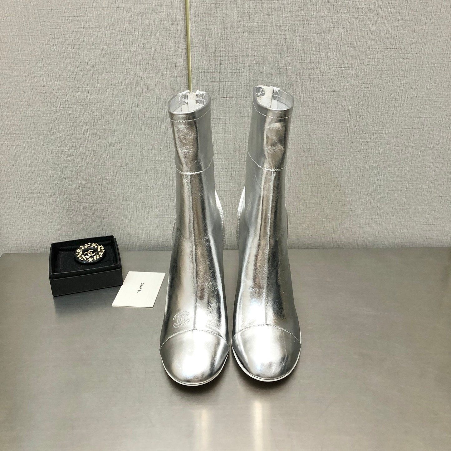 HIGH HEEL ANKLE BOOTS IN SILVER CALFSKIN