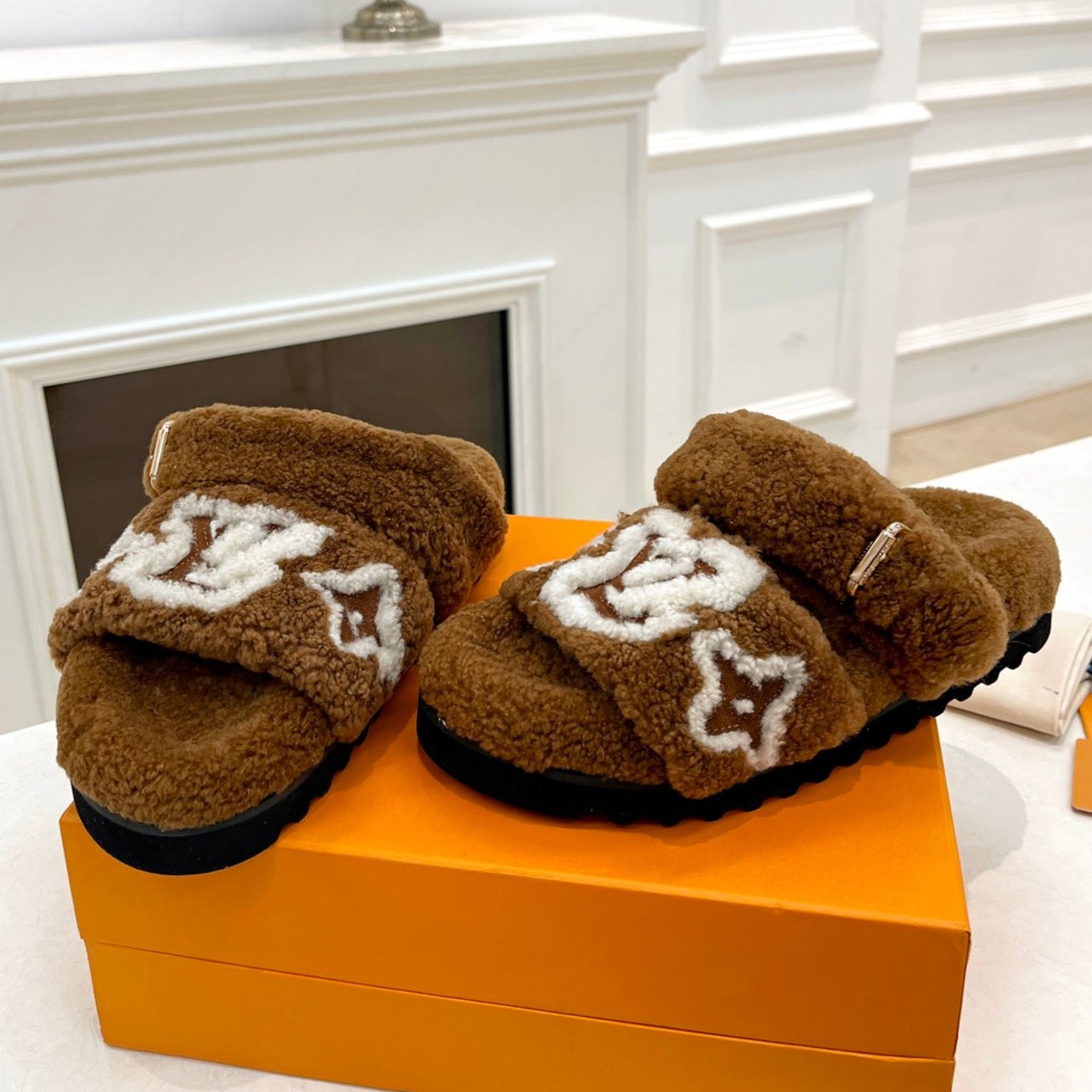 DAD SANDAL MULE IN CARAMEL BROWN MIX WHITE FLEECE