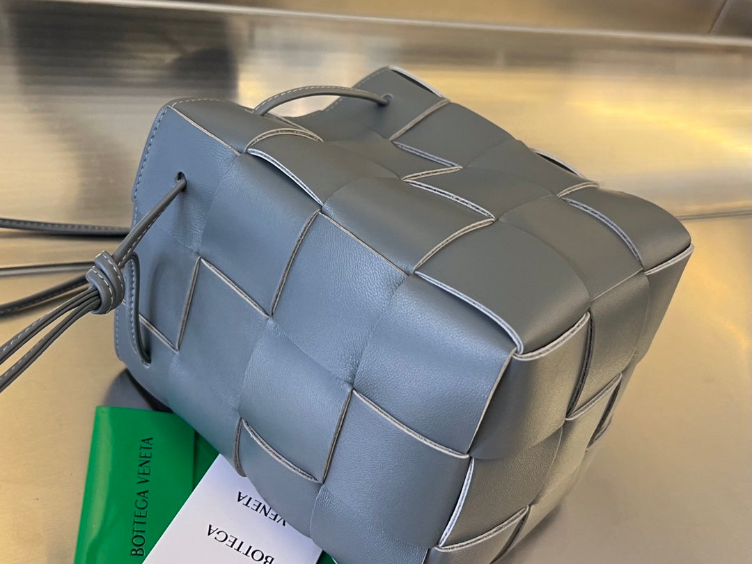 SMALL CASSETTE BUCKET 18 IN DAVY'S GRAY CALFSKIN