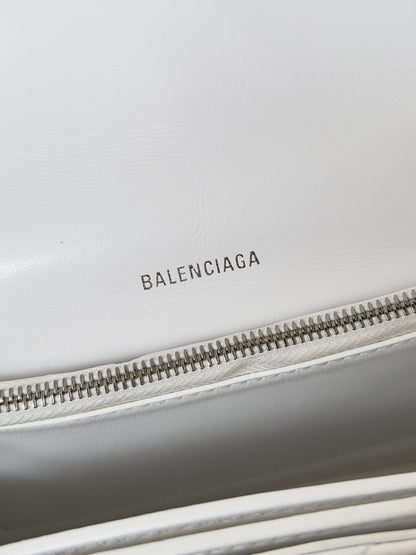CRUSH CHAINED BAG 25 IN WHITE QUILTED CRUSHED CALFSKIN SILVER HARDWARE