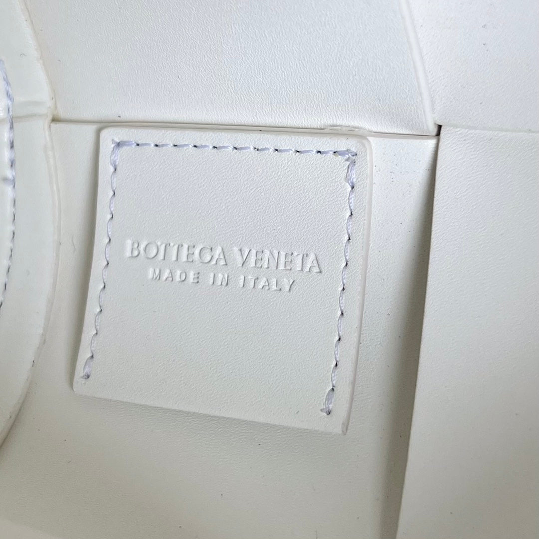 SMALL CYLINDER CASSETTE 21 IN WHITE CALFSKIN