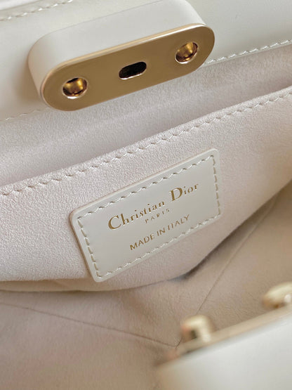 MEDIUM 22 KEY HANDBAG IN WHITE CALFSKIN
