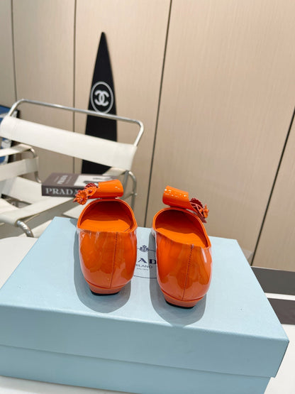 BALLET FLATS POINTED TOE IN ORANGE PATENT CALFSKIN ATTACHED FLOWERS