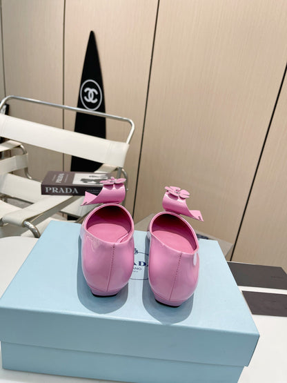 BALLET FLATS POINTED TOE IN PINK SHINY CALFSKIN ATTACHED FLOWERS