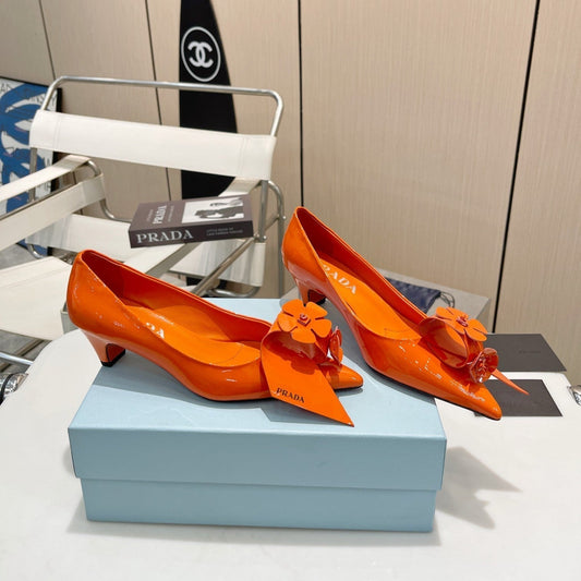 PUMPS KITTEN HEEL IN ORANGE PATENT CALFSKIN ATTACHED FLOWERS