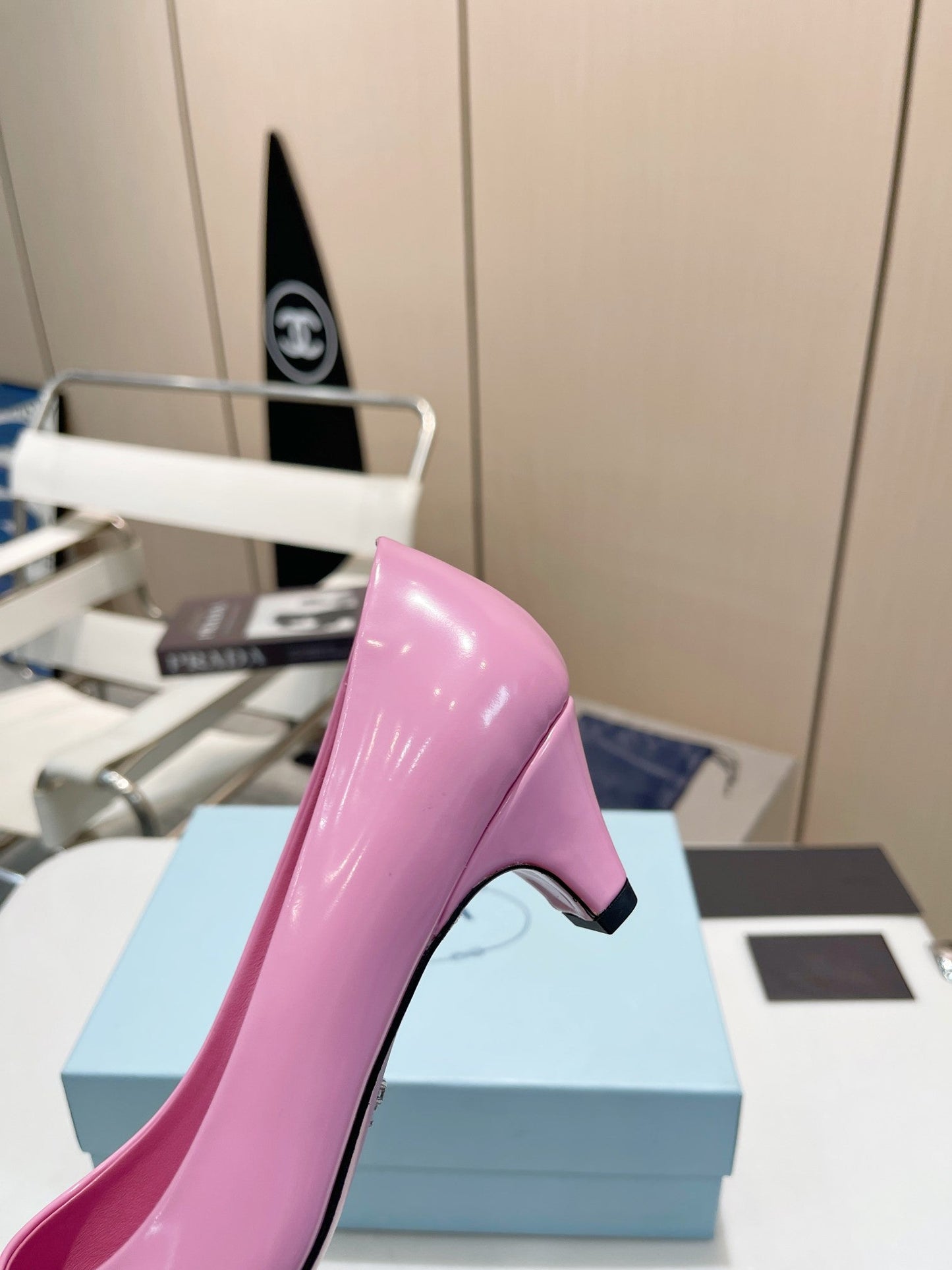 MEDIUM HEEL PUMPS IN PINK PATENT CALFSKIN ATTACHED CREATIVE FLOWERS