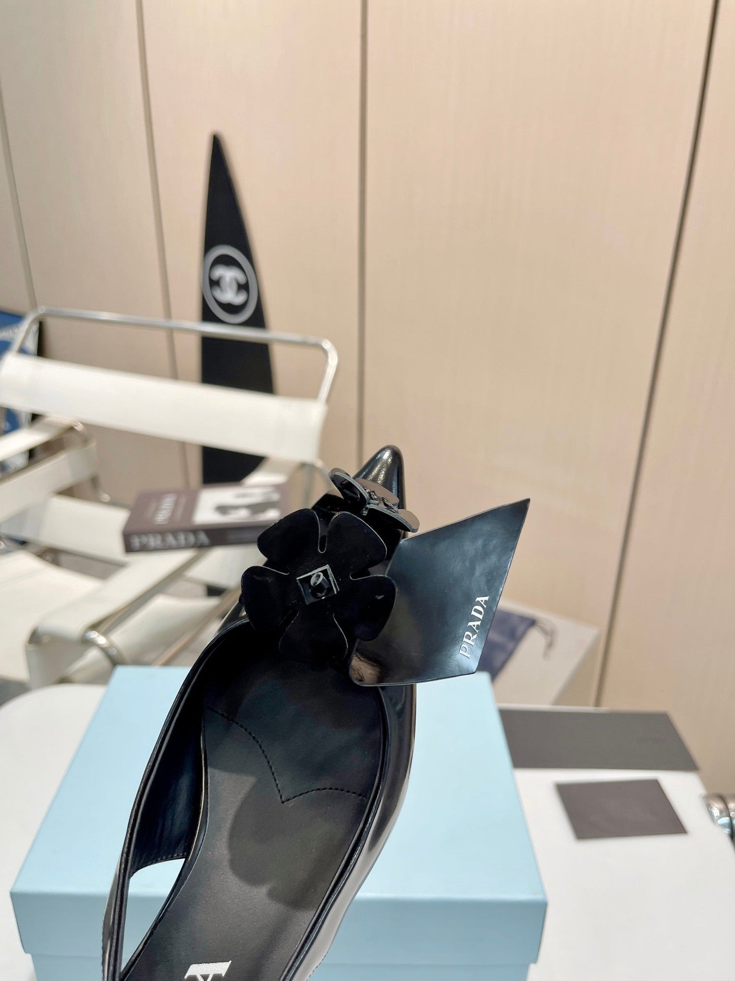 SLINGBACK KITTEN HEEL IN BLACK SHINY CALFSKIN ATTACHED FLOWERS