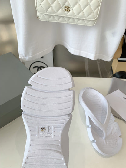 THONG SANDALS IN WHITE RUBBER