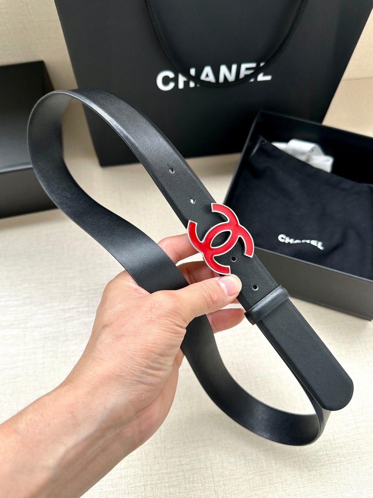 CC 30MM BELT IN BLACK SMOOTH CALFSKIN WITH RED METAL LOGO