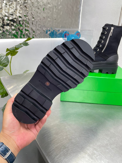 RIBBON BOMBER LACE-UP BOOTS IN BLACK CANVAS