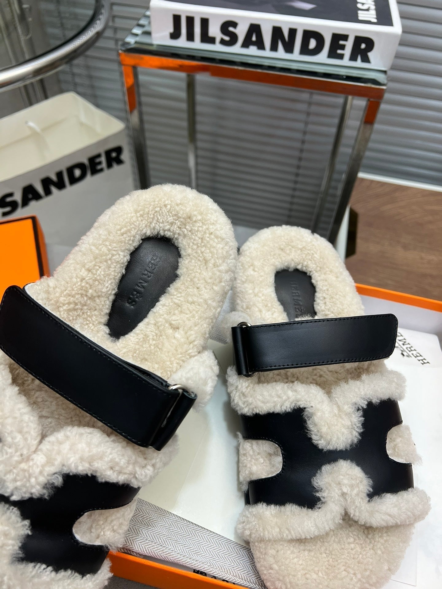 CHYPRE SLIPPERS IN BEIGE LAMB WOOL AND BLACK CALFSKIN