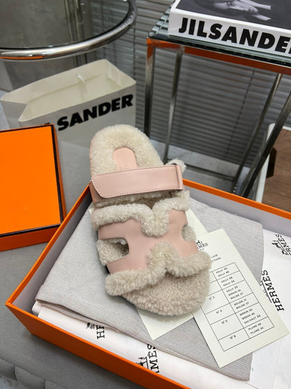 CHYPRE SLIPPERS IN BEIGE LAMB WOOL AND BABY PINK CALFSKIN