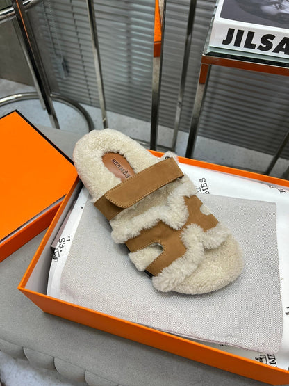 CHYPRE SLIPPERS IN BEIGE LAMB WOOL AND PERU BROWN SUEDE