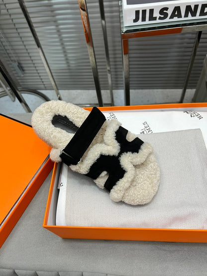 CHYPRE SLIPPERS IN BEIGE LAMB WOOL AND BLACK SUEDE