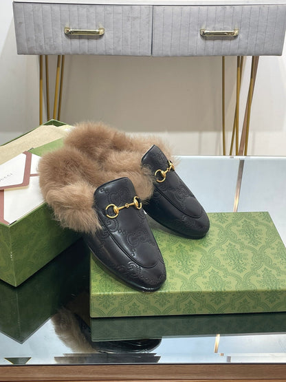 HORSEBIT MULE IN BLACK EMBOSSED CALFSKIN AND LAMB WOOL LINING