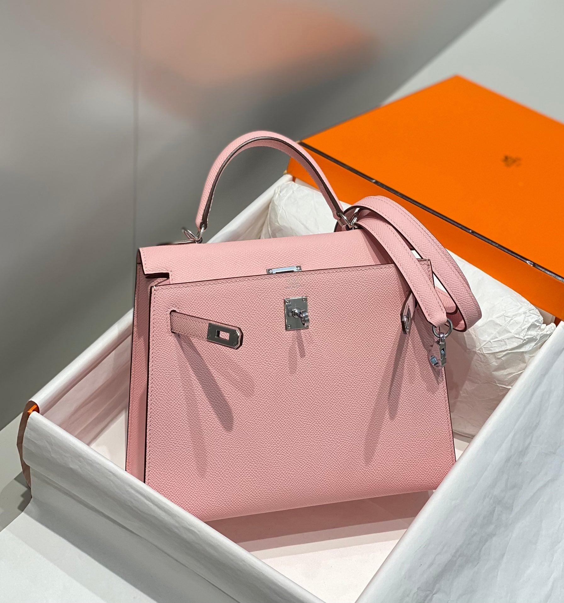 KELLY 25CM IN ROSE SAKURA SWIFT CALFSKIN SILVER HARDWARE