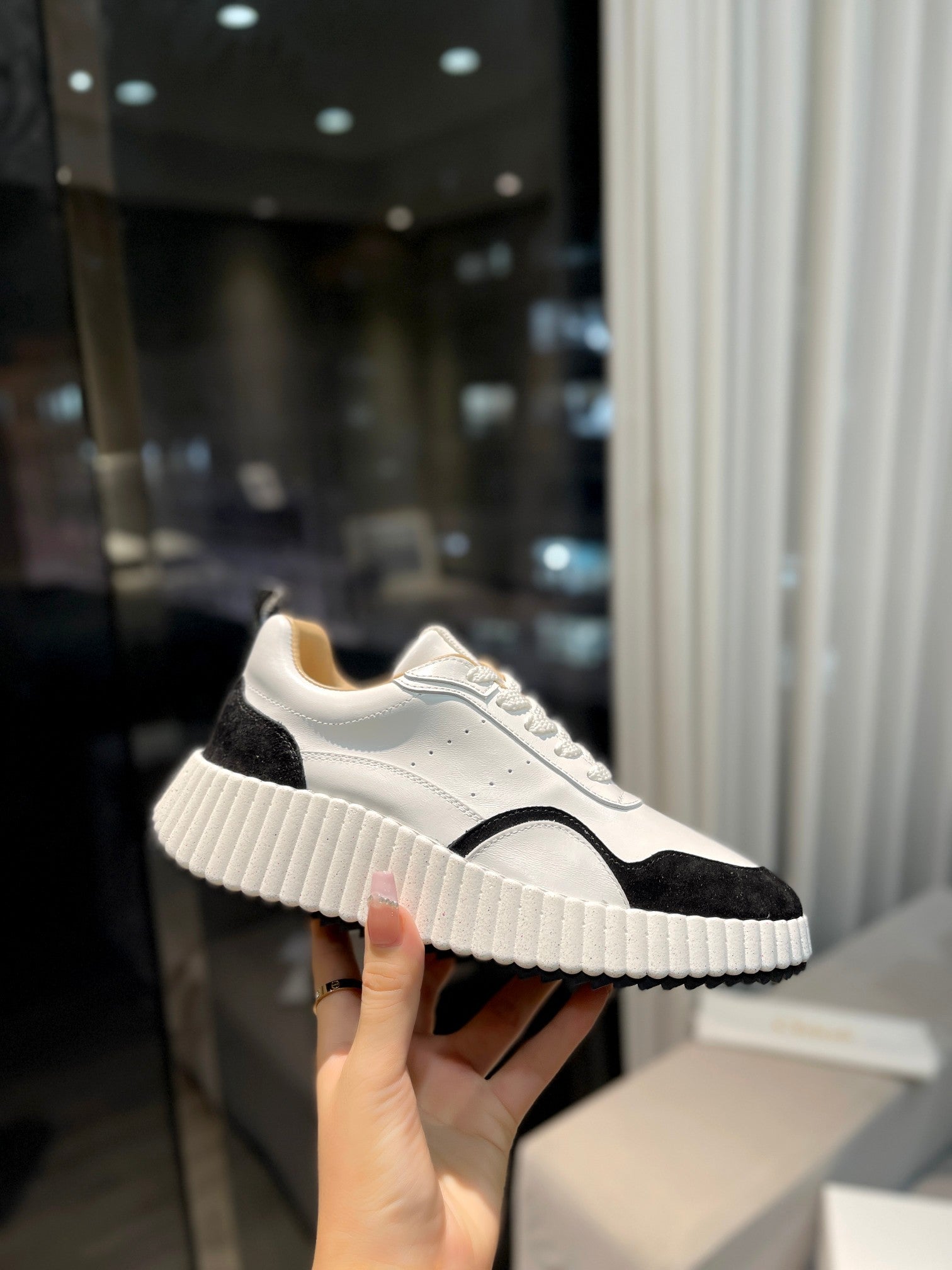 NAMA SNEAKER IN WHITE LAMBSKIN AND BLACK SUEDE