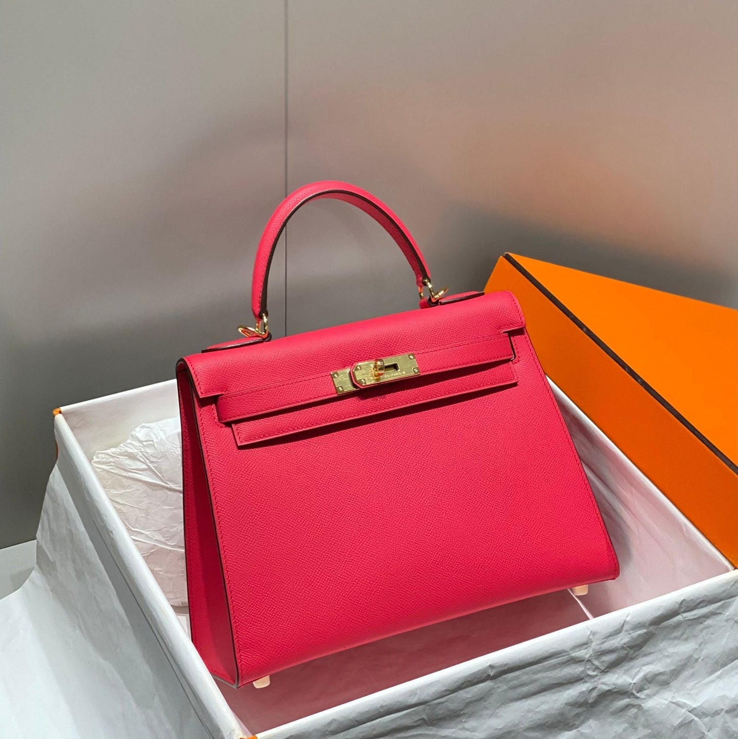 KELLY 28CM IN ROSE TYRIEN SWIFT CALFSKIN GOLD HARDWARE