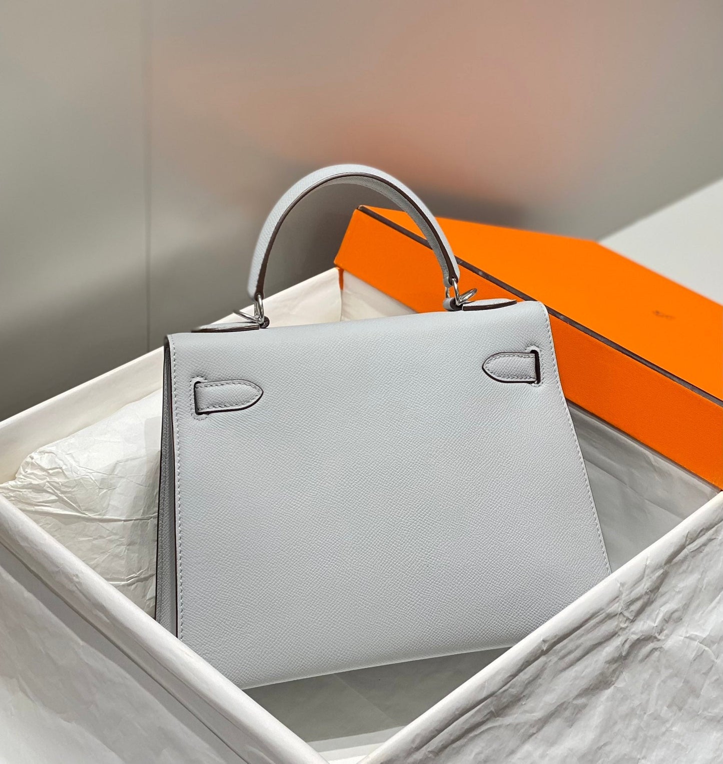 KELLY 28CM IN GRIS PERLE EPSOM CALFSKIN PALLADIUM HARDWARE