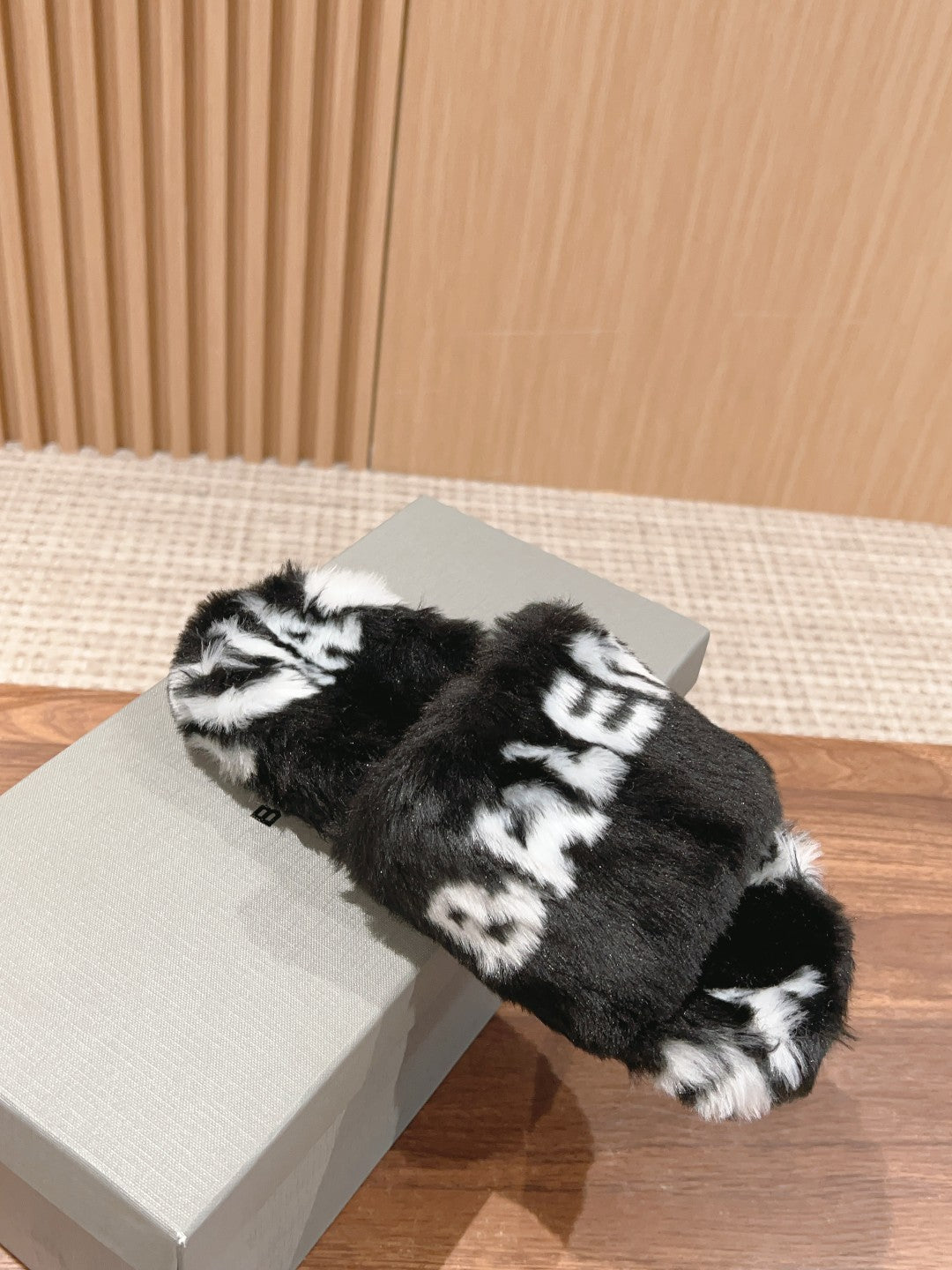 LAMB WOOL SLIPPER BLACK AND WHITE