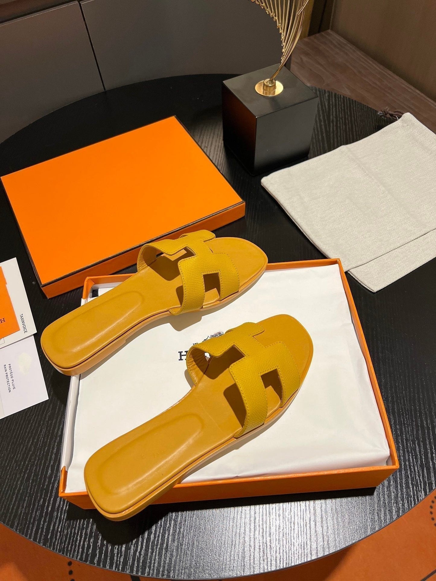 0RAN SANDAL Leather Medallion
