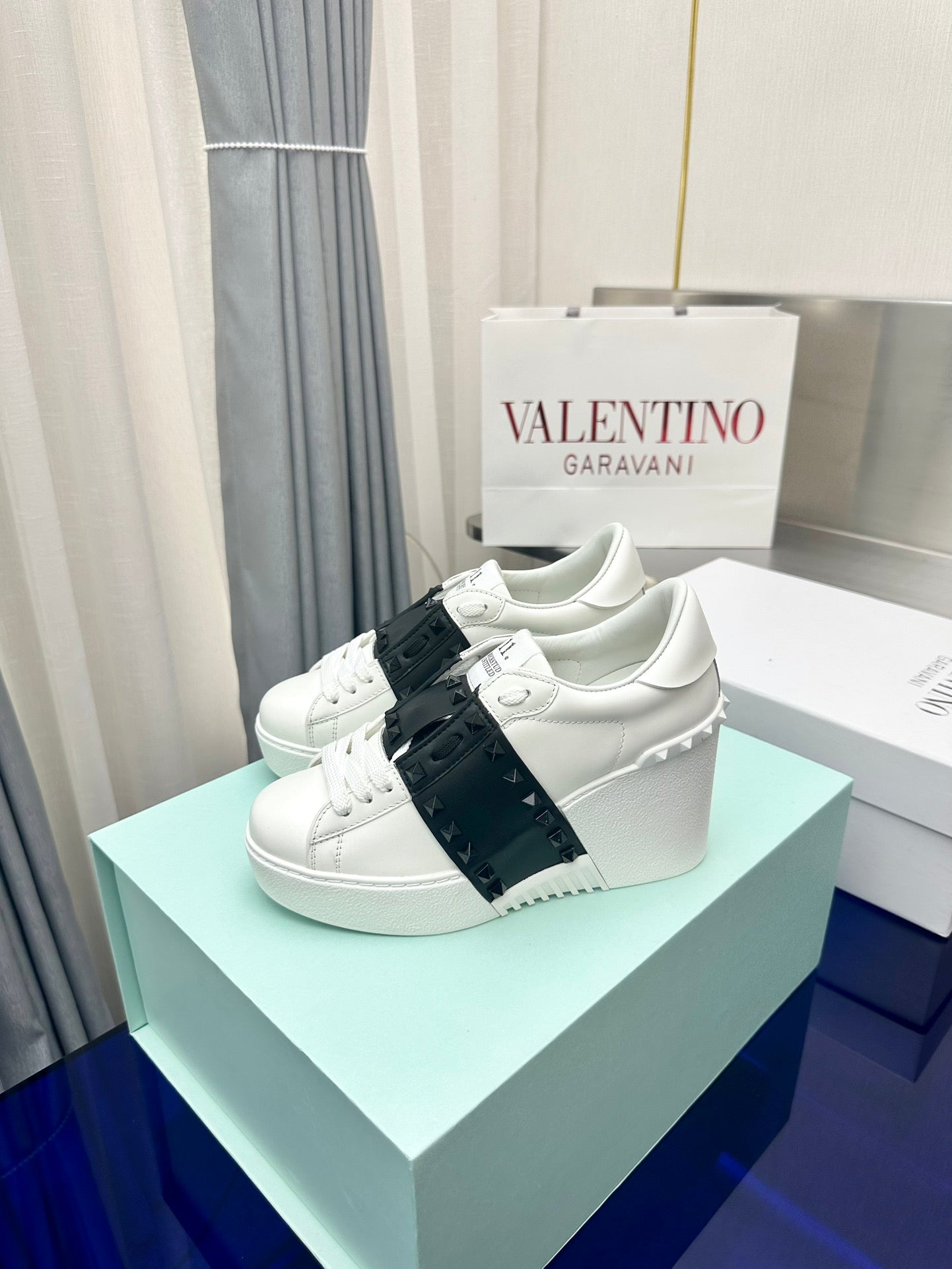 FLATFORM ROCKSTUD UNTITLED SNEAKER IN WHITE MIX BLACK CALFSKIN