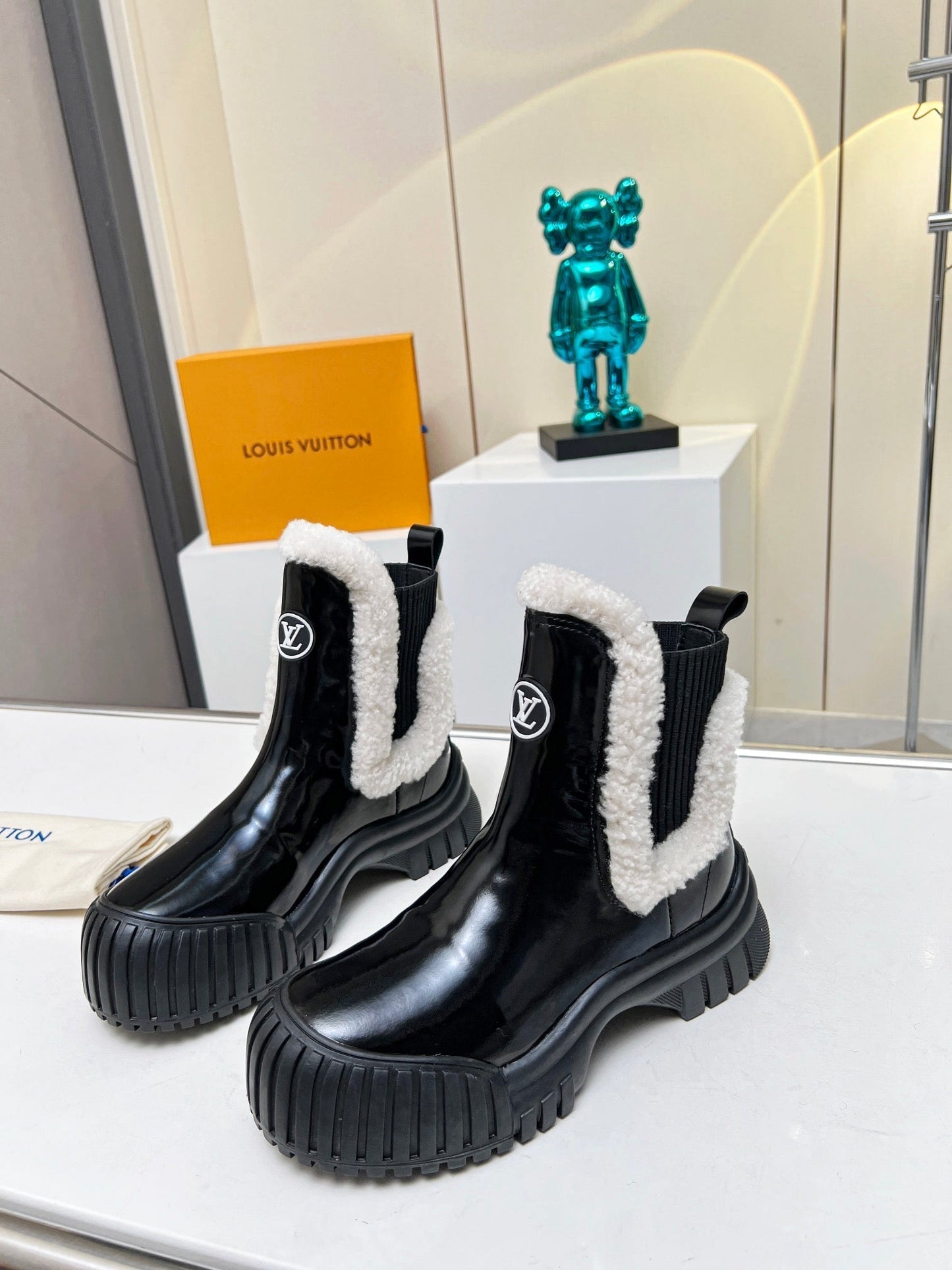 LV RUBY FLAT ANKLE BOOT IN BLACK CALFSKIN AND WHITE SHEARLING