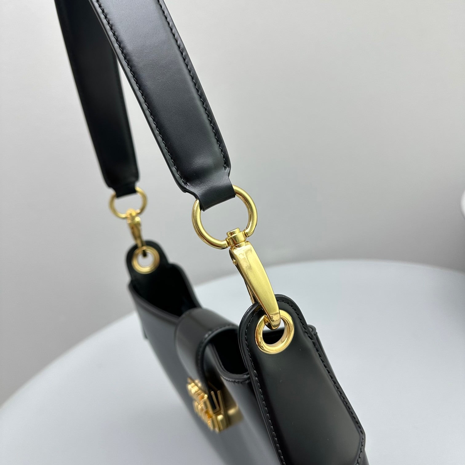 HOBO 28 CITY SHOUDER BAG IN BLACK CALFSKIN