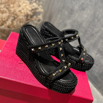 ROCKSTUD LAMINATED NAPPA WEDGE SANDAL 100 MM BLACK