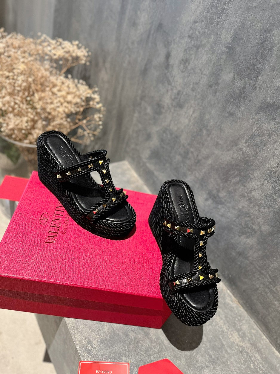 ROCKSTUD LAMINATED NAPPA WEDGE SANDAL 100 MM BLACK