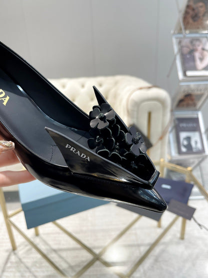 MEDIUM HEEL PUMPS ATTACHED CREATIVE FLOWERS IN BLACK PATENT CALFSKIN