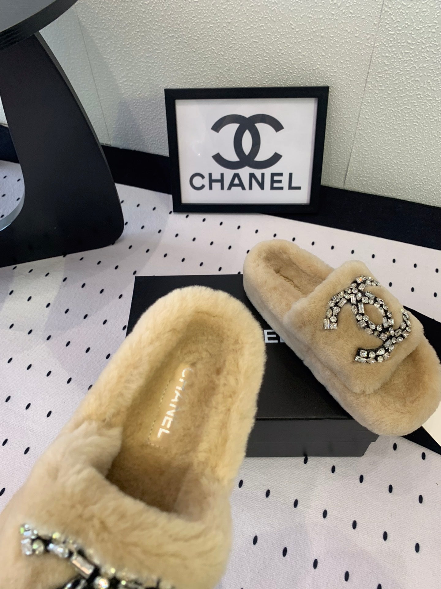 THICK-SOLED SLIPPERS IN BEIGE CREAM SHEEP WOOL