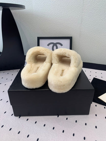THICK-SOLED SLIPPERS IN WHITE SHEEP WOOL