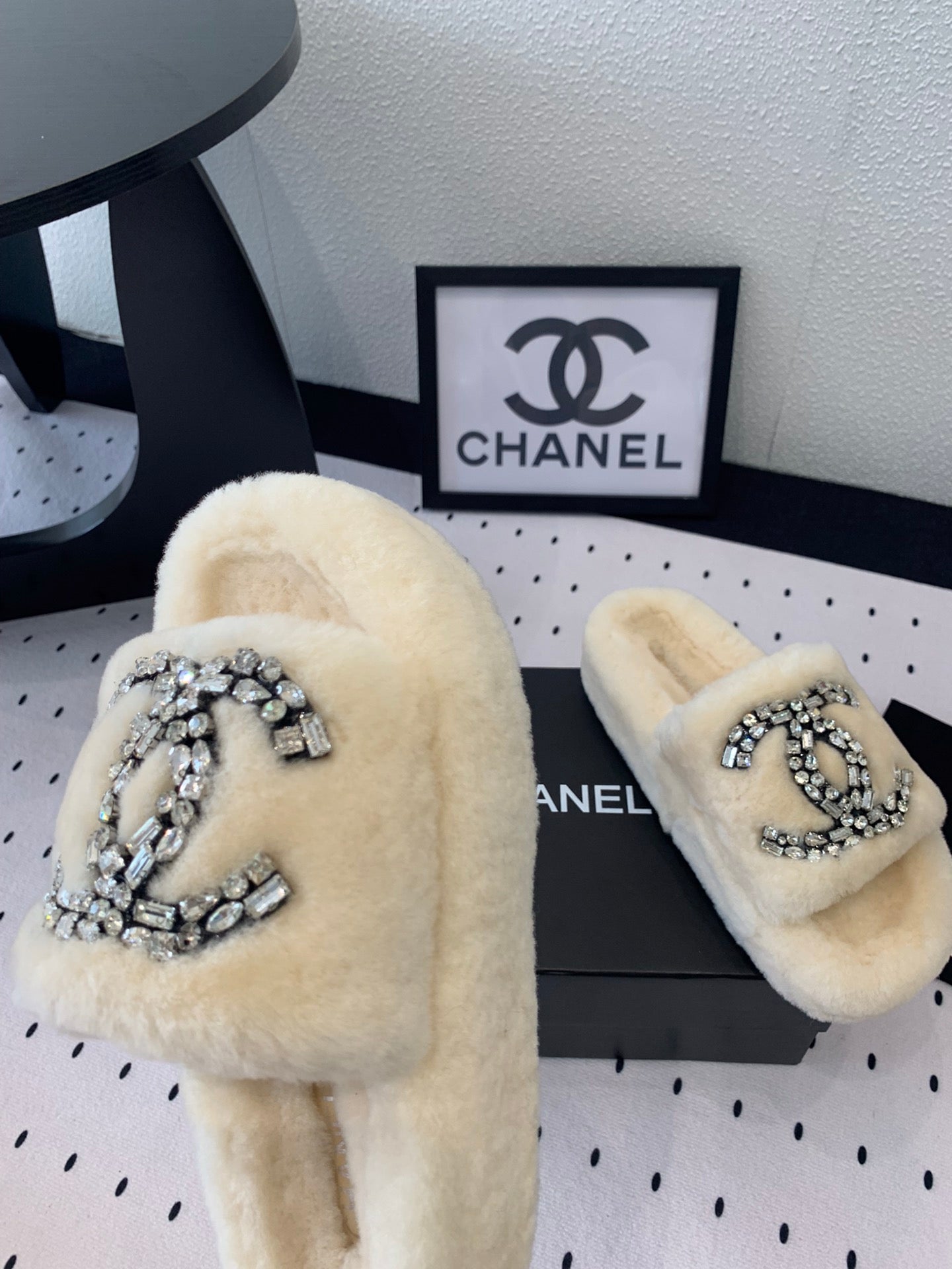 THICK-SOLED SLIPPERS IN WHITE SHEEP WOOL